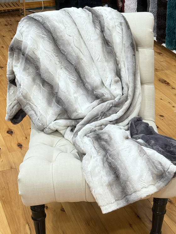 Minky Angora Gray w/Dark Gray 57" x 74"